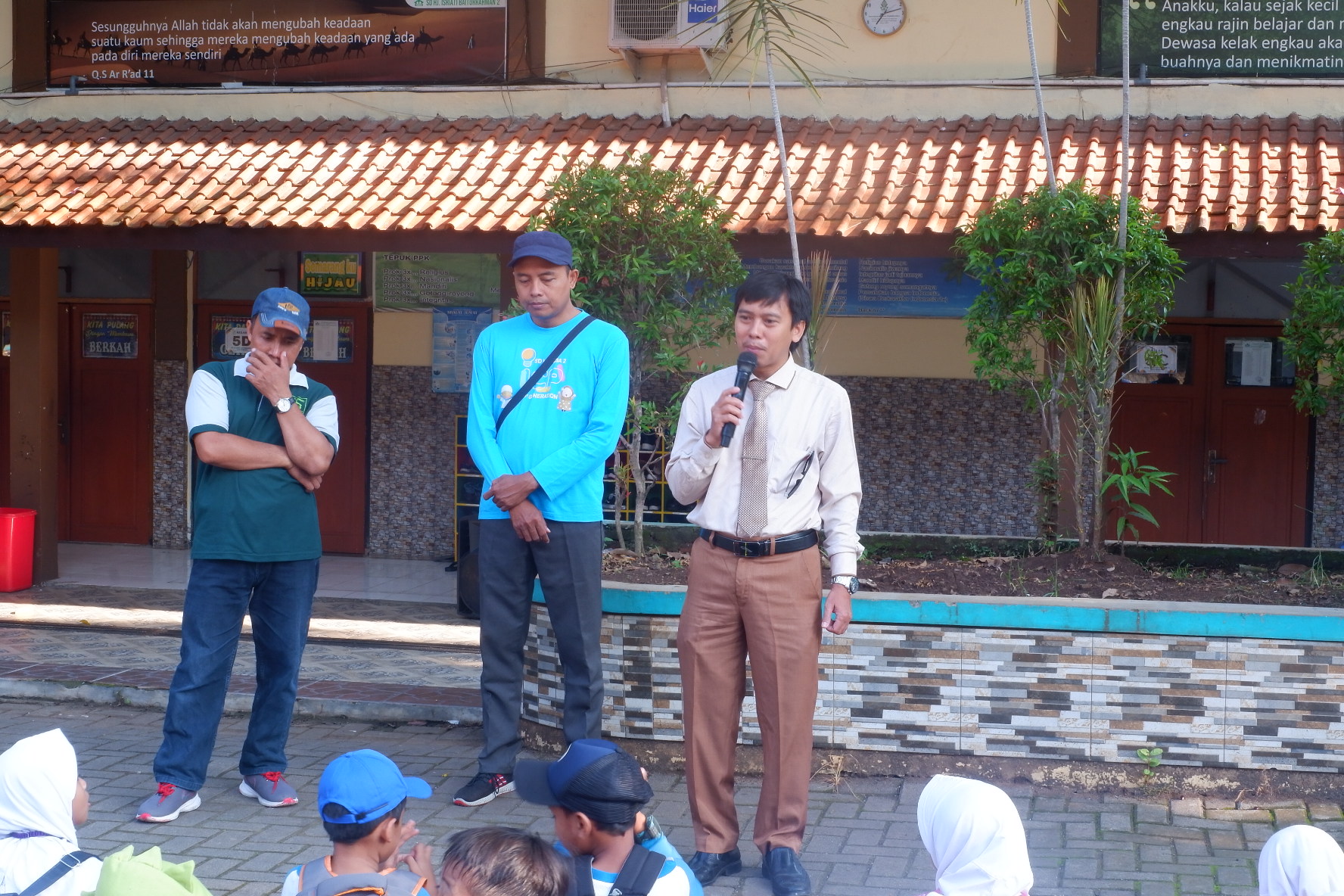 Wakil Kepala Sekolah Berikan Sambutan Pemberangkatan Field Trip Kelas 2 ke Desa Wisata Kalipucung